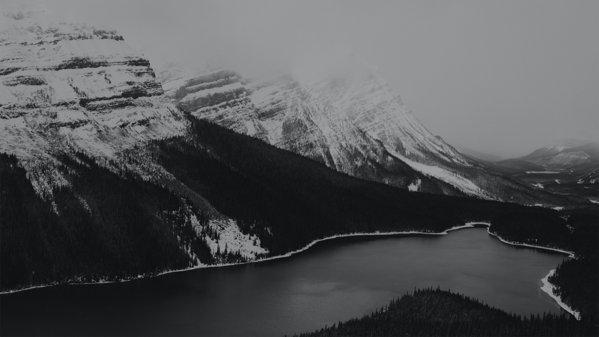 moutains-and-a-lac_black-and-white